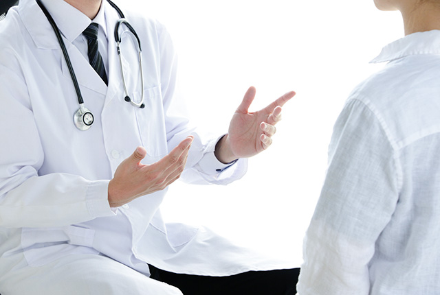 診察室で説明をする医師