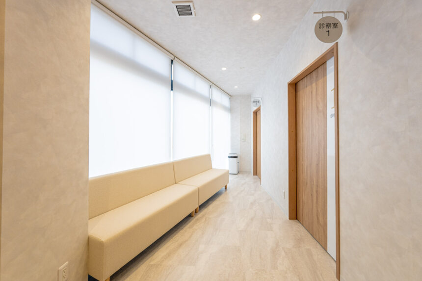 診察室前待合スペース