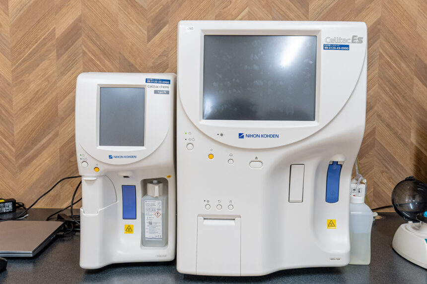 臨床化学分析装置（左）／全自動血球計数器（右）